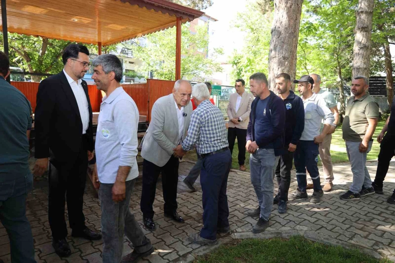 Başkan Öztürk belediye personelleri ile bayramlaştı
