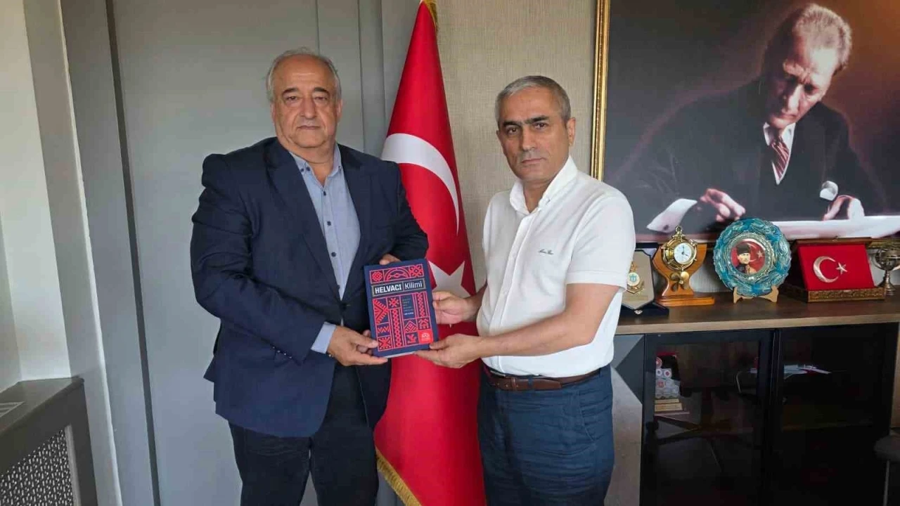 Başkan &Ouml;zt&uuml;rk&rsquo;ten Kaymakam G&uuml;ney&rsquo;e "Helvacı Kilimi" kitabı takdimi
