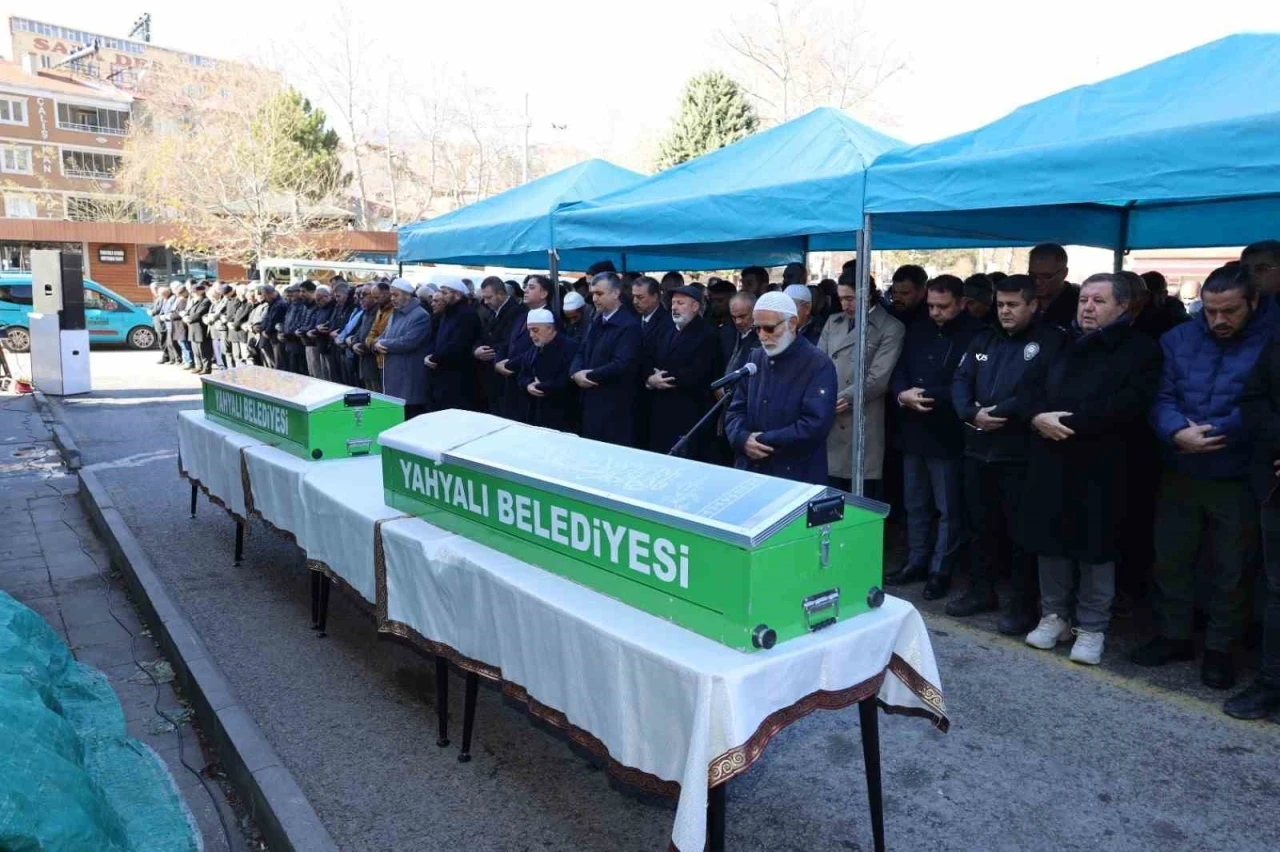 Başkan &Ouml;zt&uuml;rk&rsquo;&uuml;n hayatını kaybeden kayınvalidesi son yolculuğuna uğurlandı
