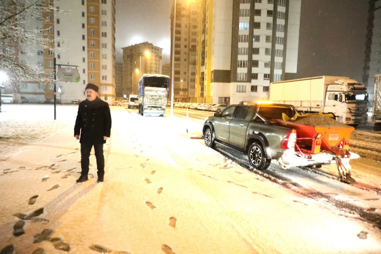 Başkan Palancıoğlu, karla m&uuml;cadele i&ccedil;in sahaya &ccedil;ıktı
