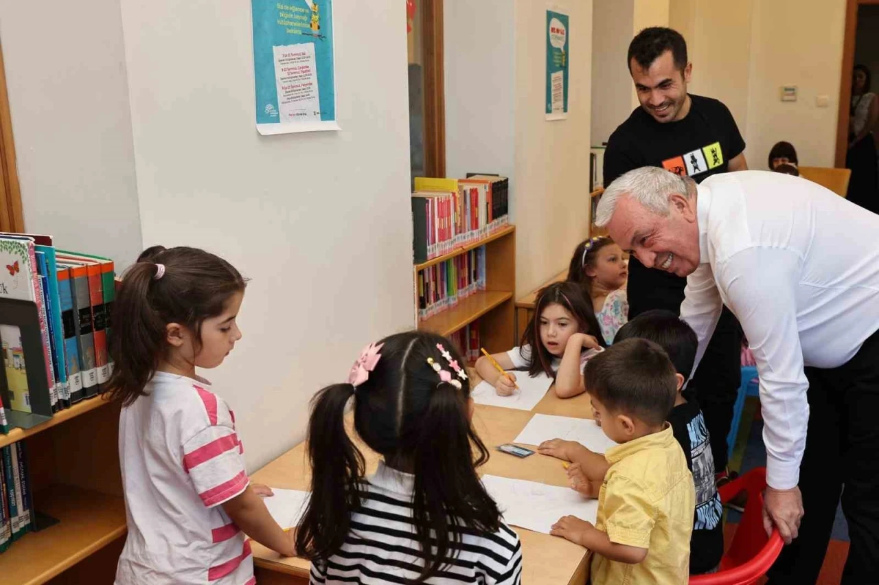 Başkan Şadi &Ouml;zdemir, &ccedil;ocuklar ve ebeveynleri ile k&uuml;t&uuml;phane buluştu
