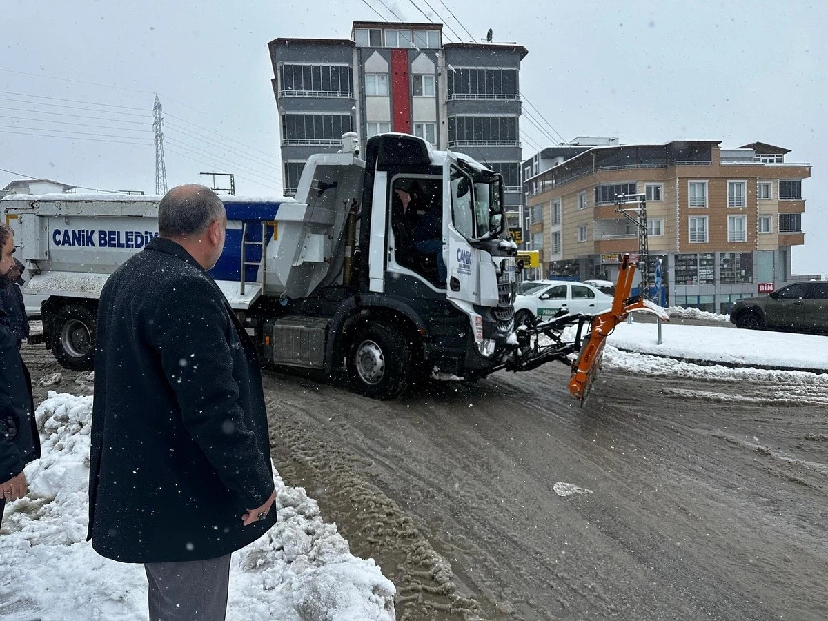 Başkan Sandık&ccedil;ı&rsquo;dan karla m&uuml;cadele &ccedil;alışmalarına yakın takip
