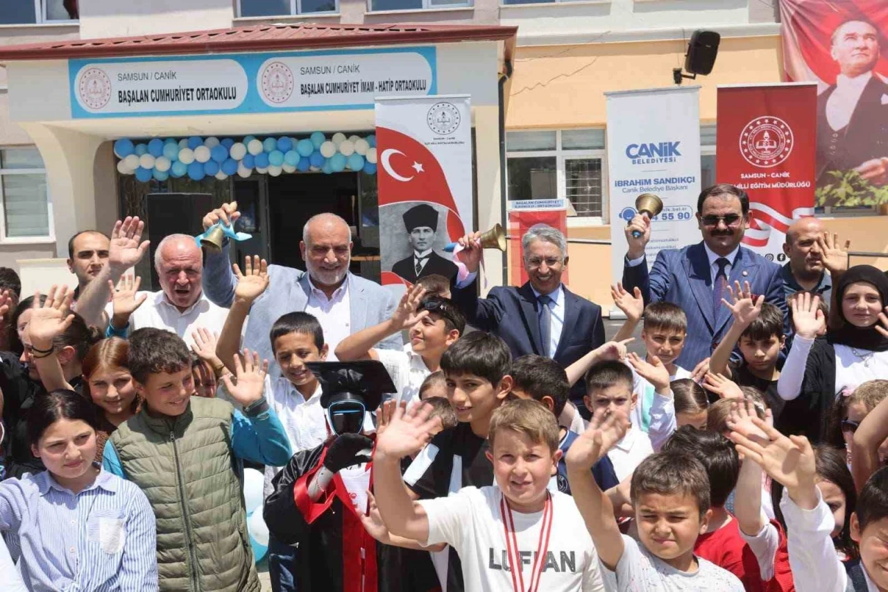 Başkan Sandık&ccedil;ı, &ouml;ğrencilerin karne heyecanına ortak oldu
