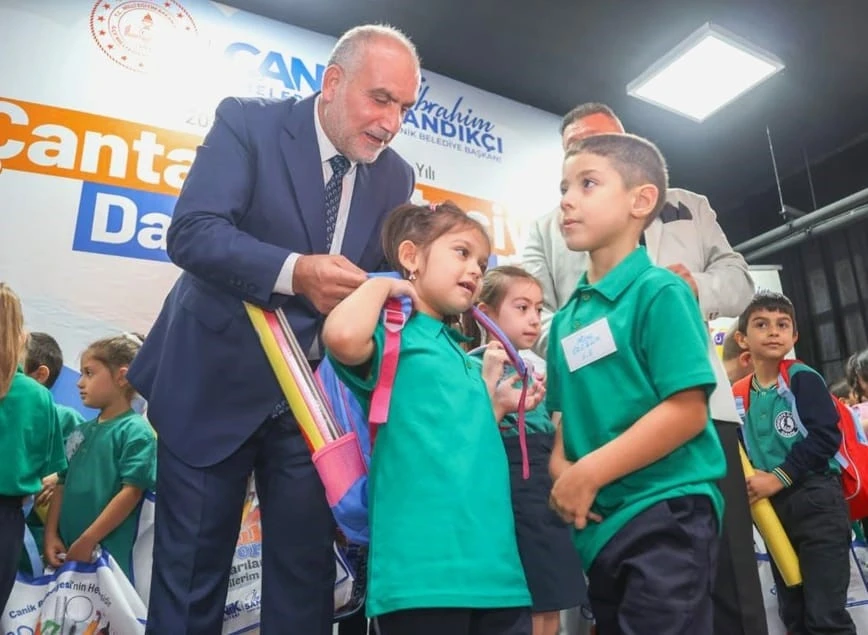 Başkan Sandıkçı: &quot;Eğitim yolculuğunun her aşamasında öğrencilerimizin ve ailelerimizin yanındayız&quot;
