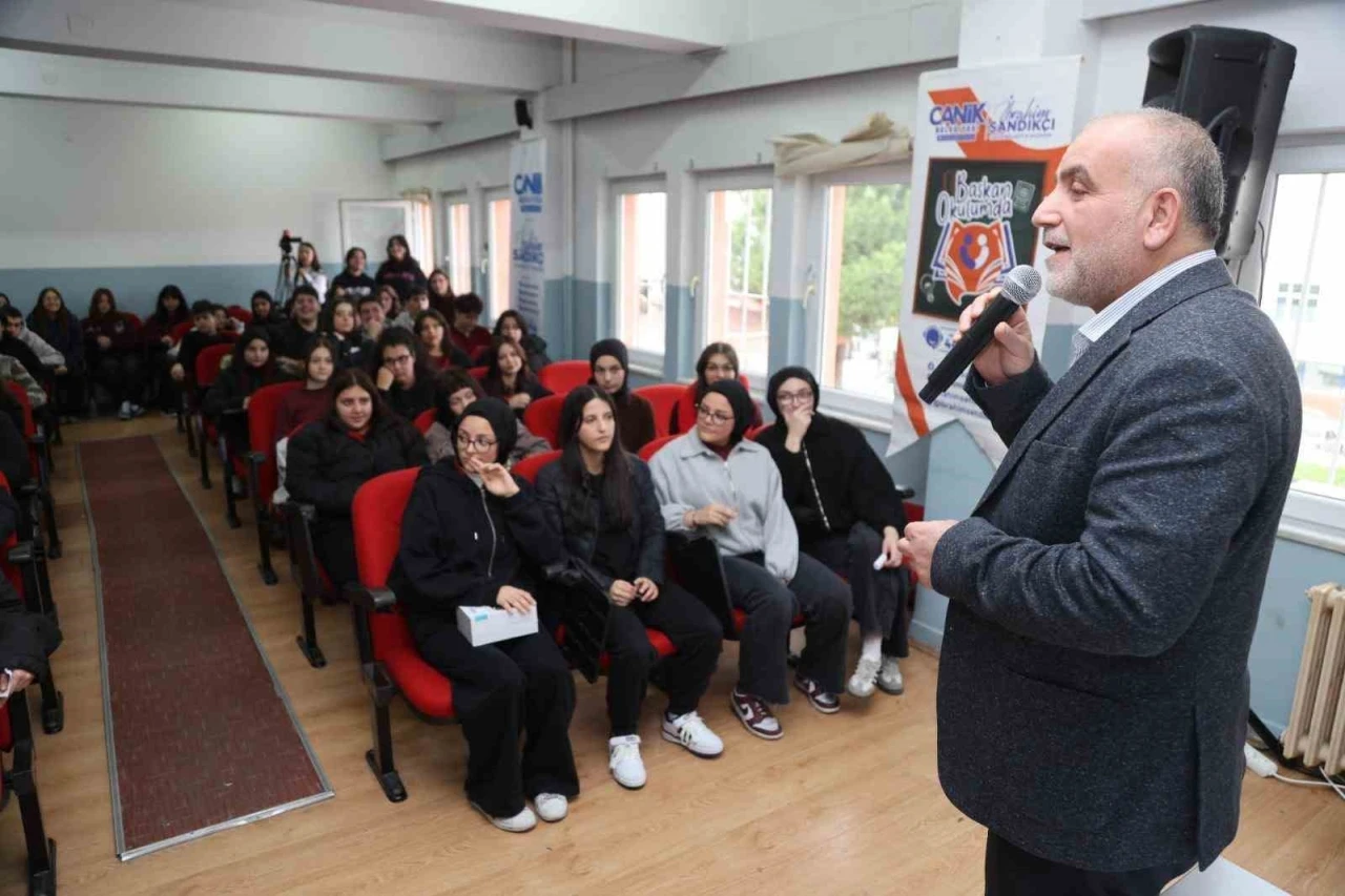 Başkan Sandık&ccedil;ı: "Gen&ccedil;lerimizin her daim yanındayız"
