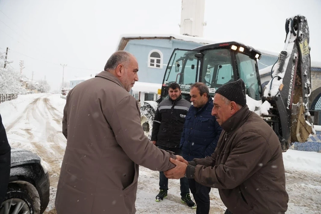 Başkan Sandık&ccedil;ı: "Karla m&uuml;cadele &ccedil;alışmalarına aralıksız devam ediyoruz"
