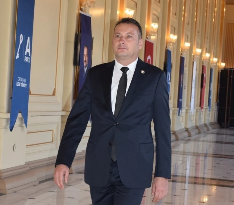 Başkan Saruhan; "Başımızın tacı öğretmenlerimizin günü kutlu olsun"
