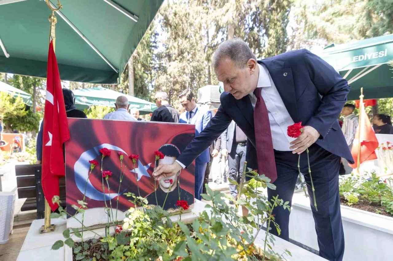 Başkan Seçer, şehitliği ziyaret etti, protokolle bayramlaştı
