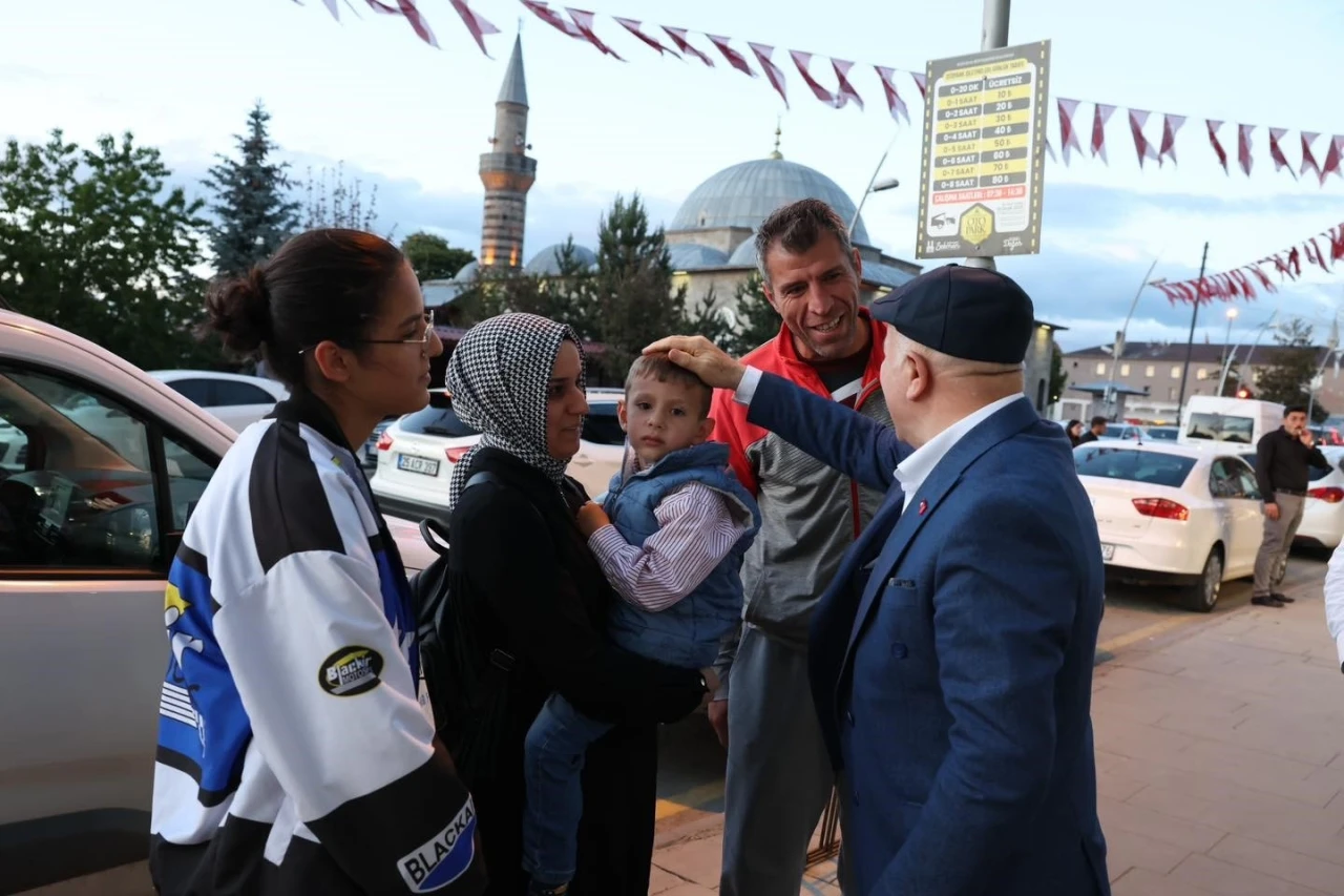 Başkan Sekmen; &quot;Vatandaşlarımızın sıcak sohbetleri paha biçilemez&quot;

