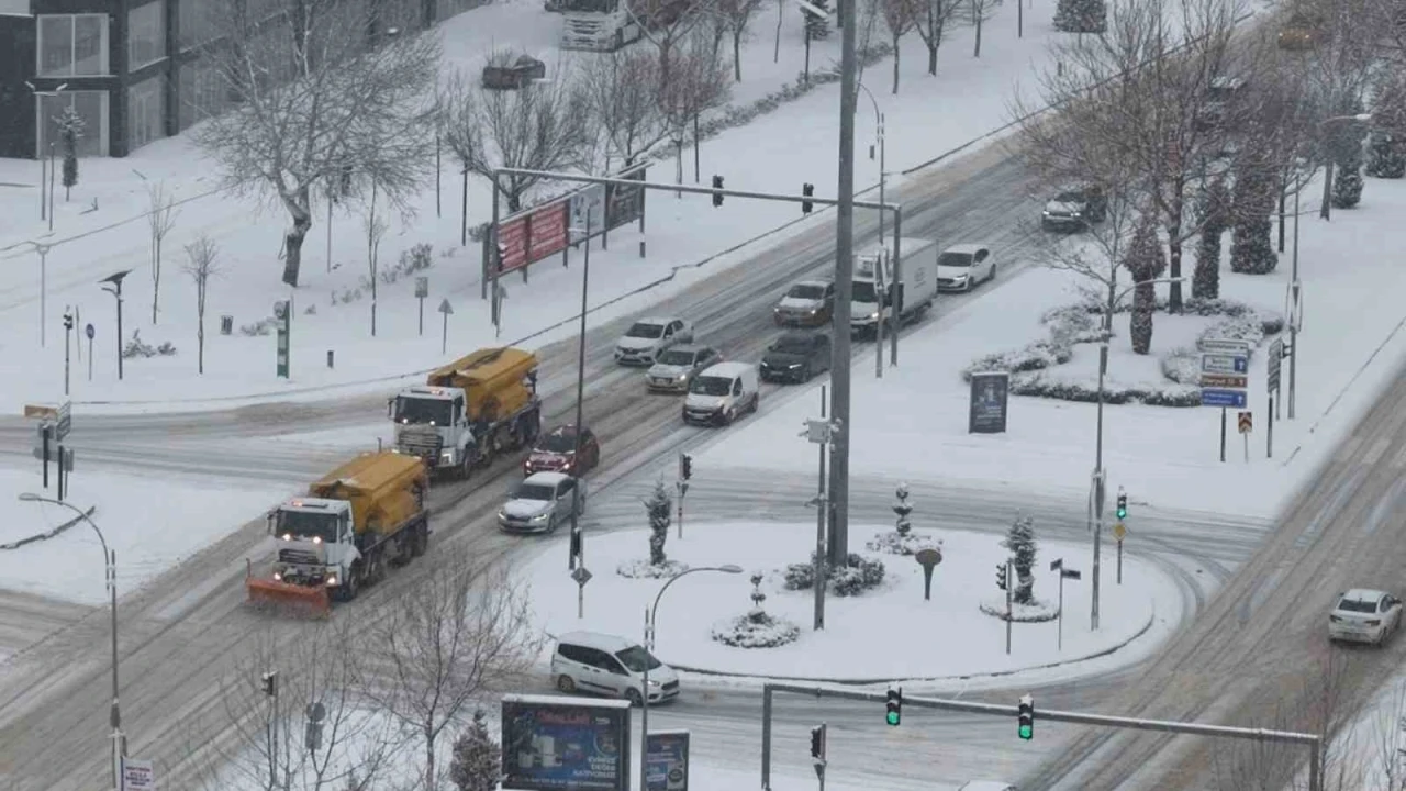 Başkan Şerifoğulları, karla m&uuml;cadele &ccedil;alışmalarını yerinde inceledi
