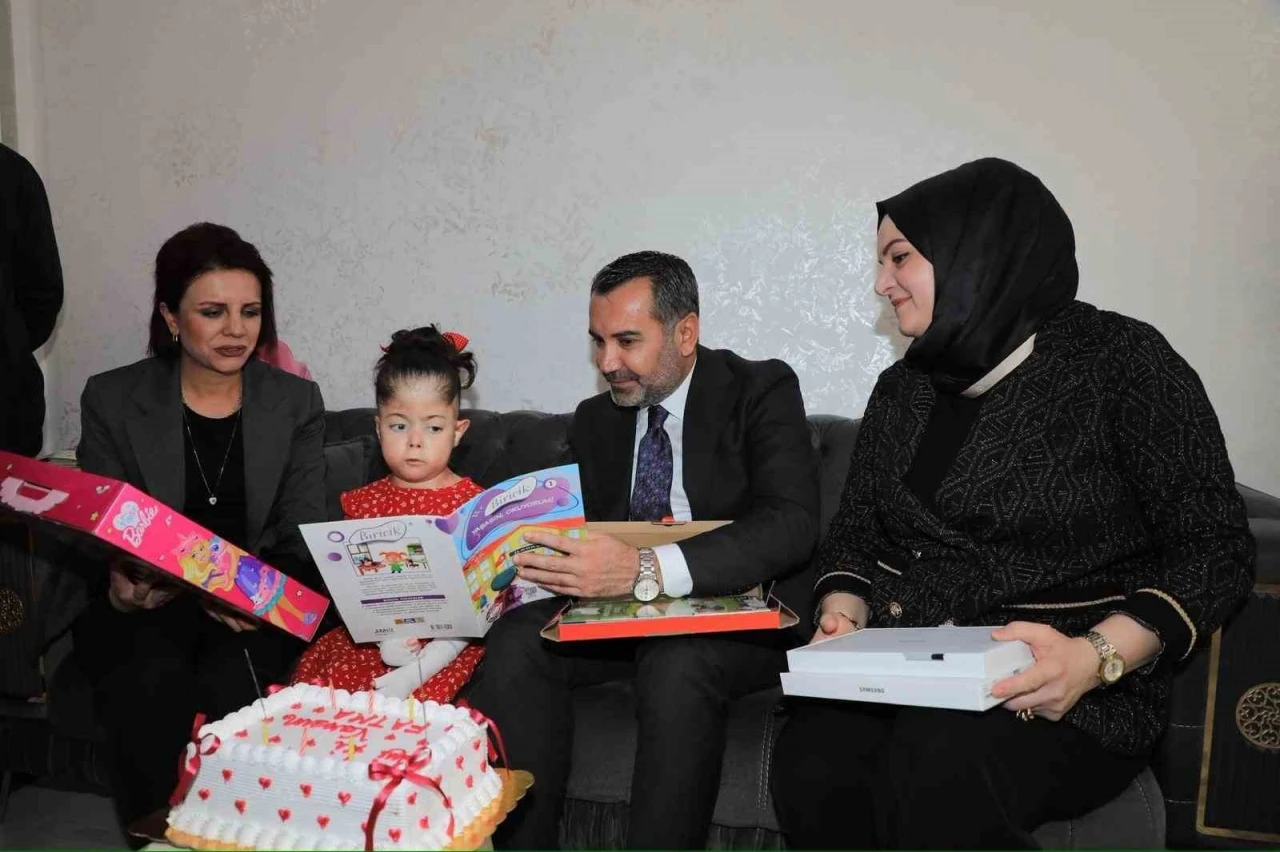 Başkan Şerifoğulları, kelebek hastası Fatma&rsquo;nın &ccedil;ağrısını karşılıksız bırakmadı
