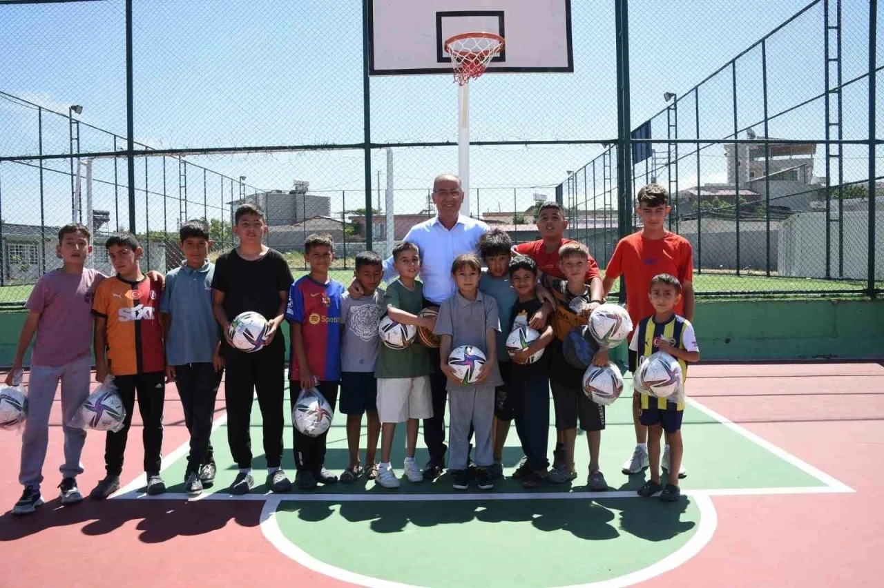 Başkan söz verip, yerine getirdiği sahada çocuklarla basketbol oynadı
