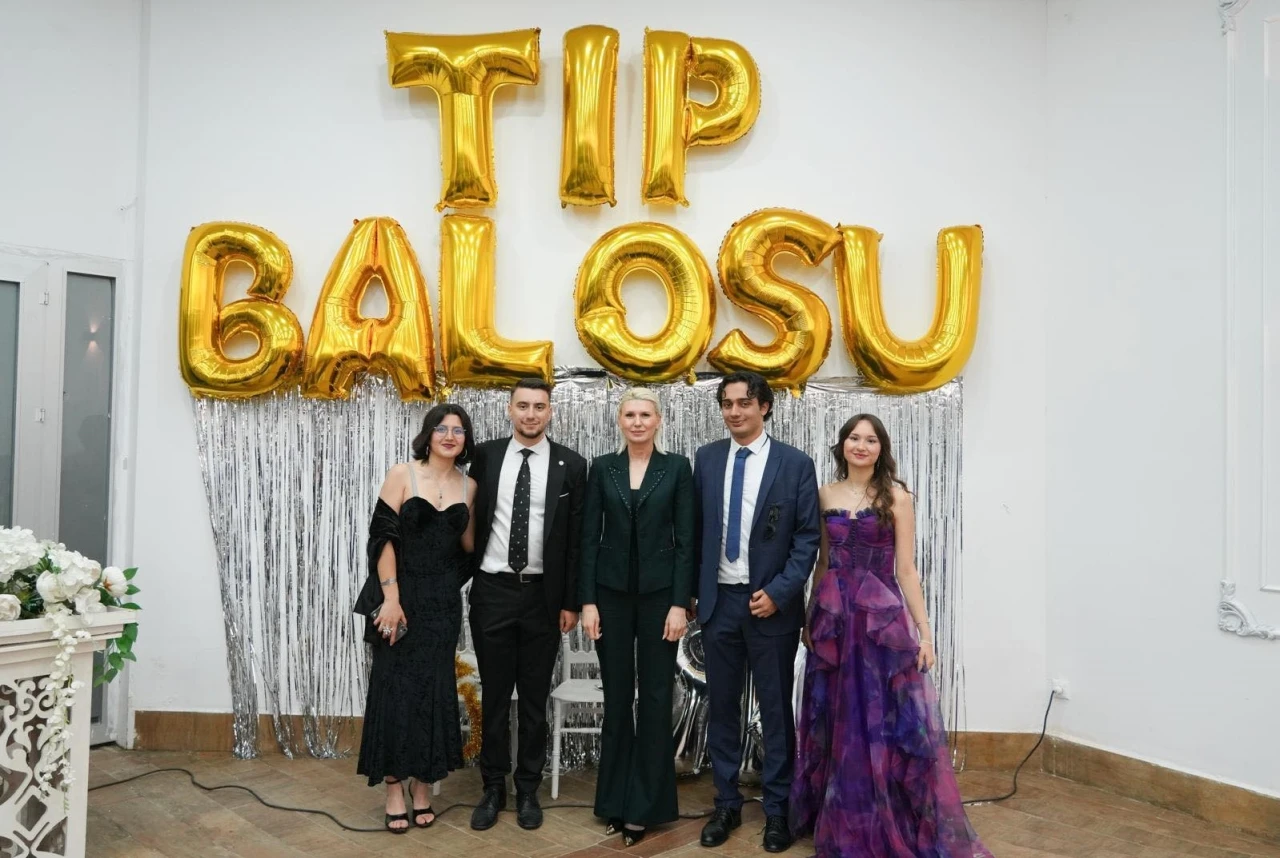 Başkan Subaşı Tıp Fak&uuml;ltesi &ouml;ğrencilerinin balosuna katıldı
