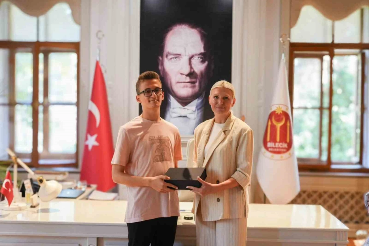 Başkan Subaşı, YKS T&uuml;rkiye Birincisi Abdullah Uslu&rsquo;yu belediyede ağırladı
