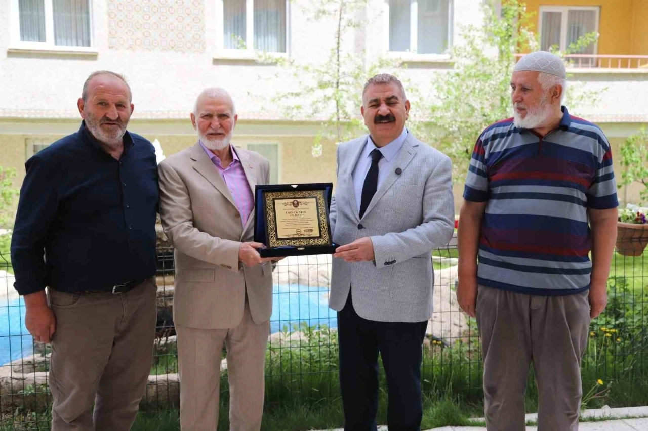 Başkan Sunar&rsquo;dan &ccedil;evre duyarlılığına "&Ouml;rnek Site" plaketi

