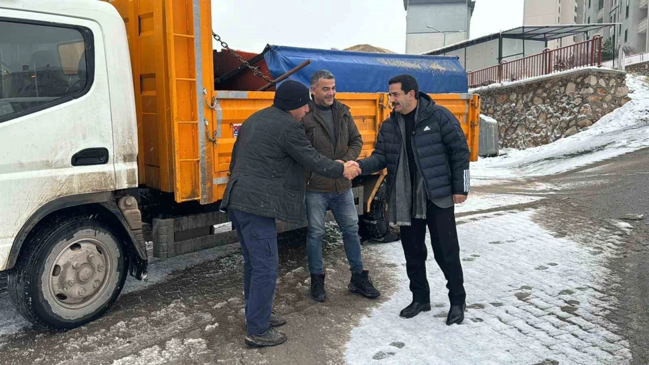 Başkan Taşkın, karla m&uuml;cadele &ccedil;alışmalarını sahada inceledi
