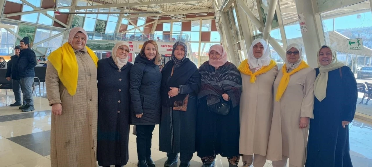 Başkan Tekin umre yolcularını dualarla uğurladı
