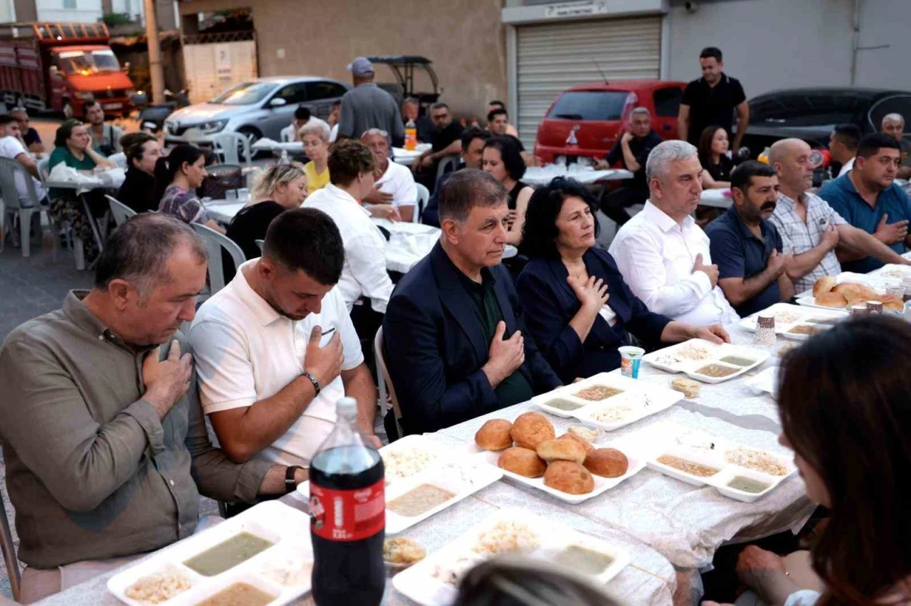 Başkan Tugay, Kınık&rsquo;ta muharrem lokmasını paylaştı
