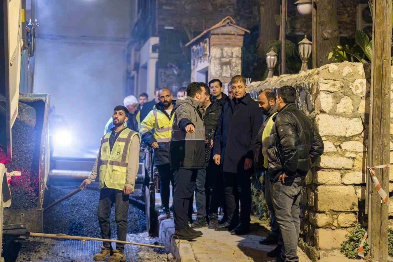 Başkan Tugay yol emek&ccedil;ileriyle gece mesaisinde buluştu
