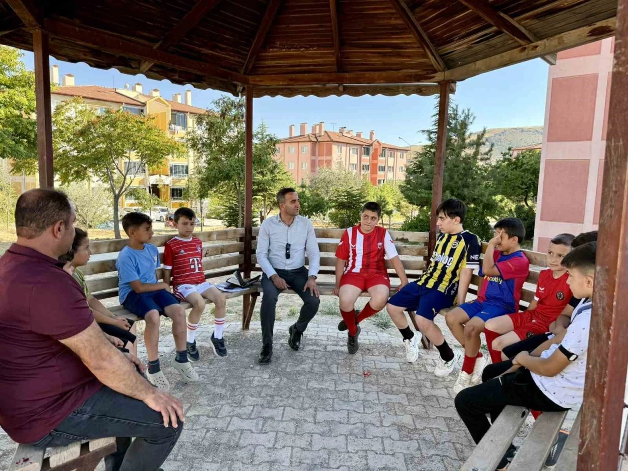 Başkan Ulutaş&rsquo;tan engelli vatandaşa ak&uuml;l&uuml; ara&ccedil; desteği, &ccedil;ocuklara ziyaret
