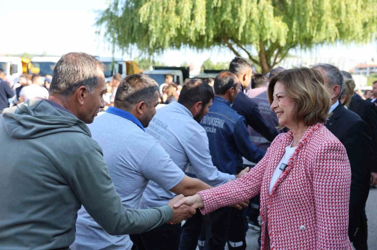 Başkan Ünlüce personelle bayramlaştı
