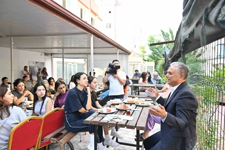 Başkan Uysal,&ouml;ğrencilerle bir araya geldi
