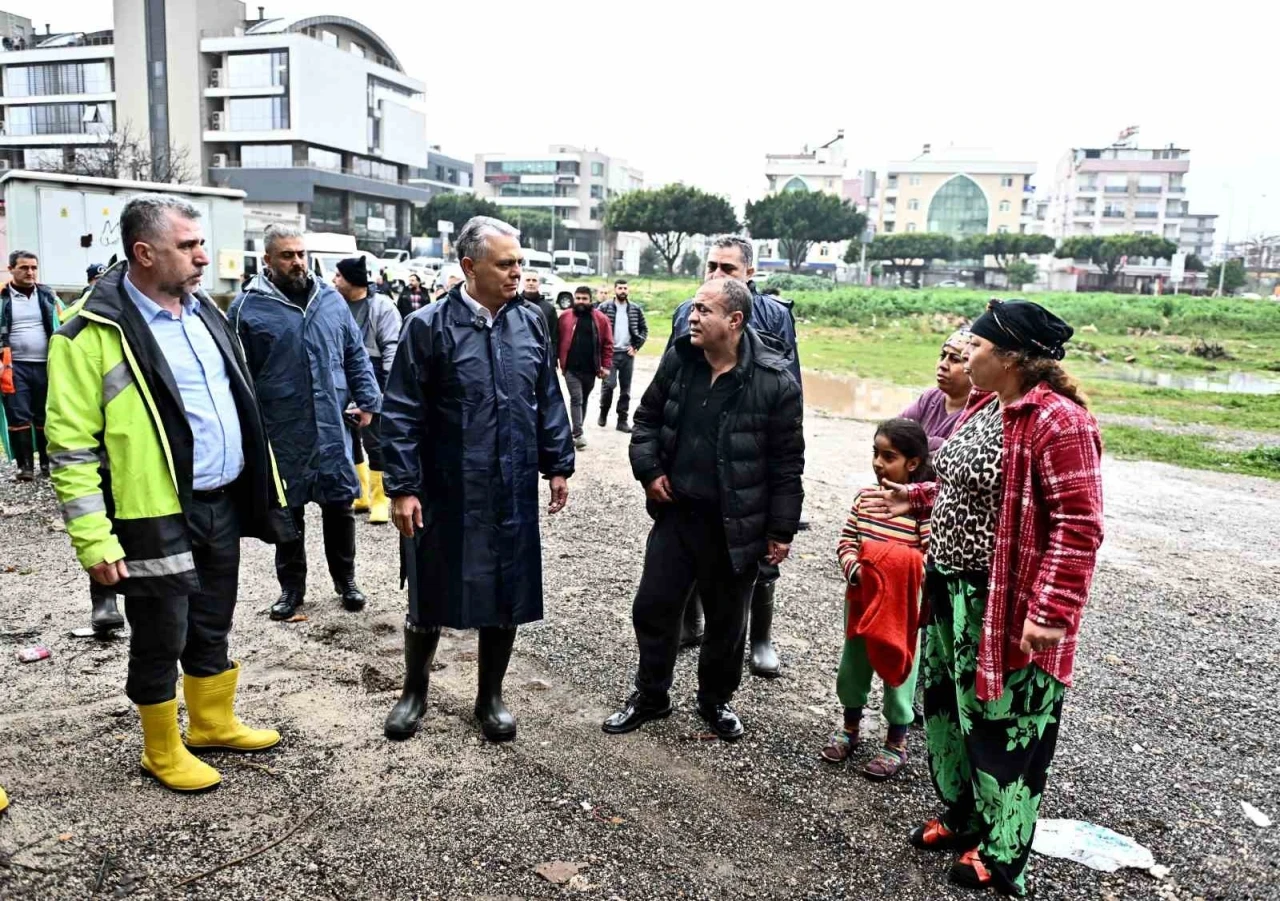 Başkan Uysal, sel baskınından zarar g&ouml;ren evlerde
