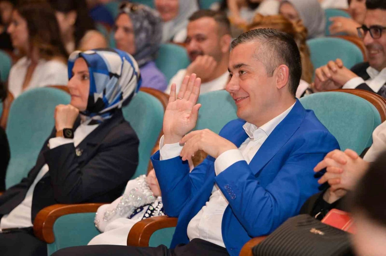 Başkan Vekili Aksoy kreşli miniklerin mezuniyet heyecanına ortak oldu
