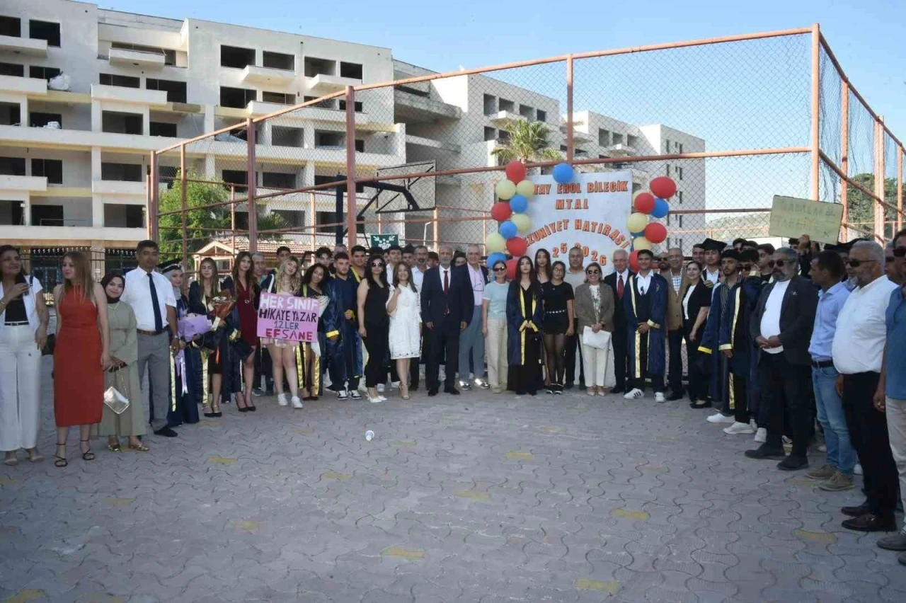 Başkan Yapar, gen&ccedil;lerin mezuniyet coşkusuna ortak oldu
