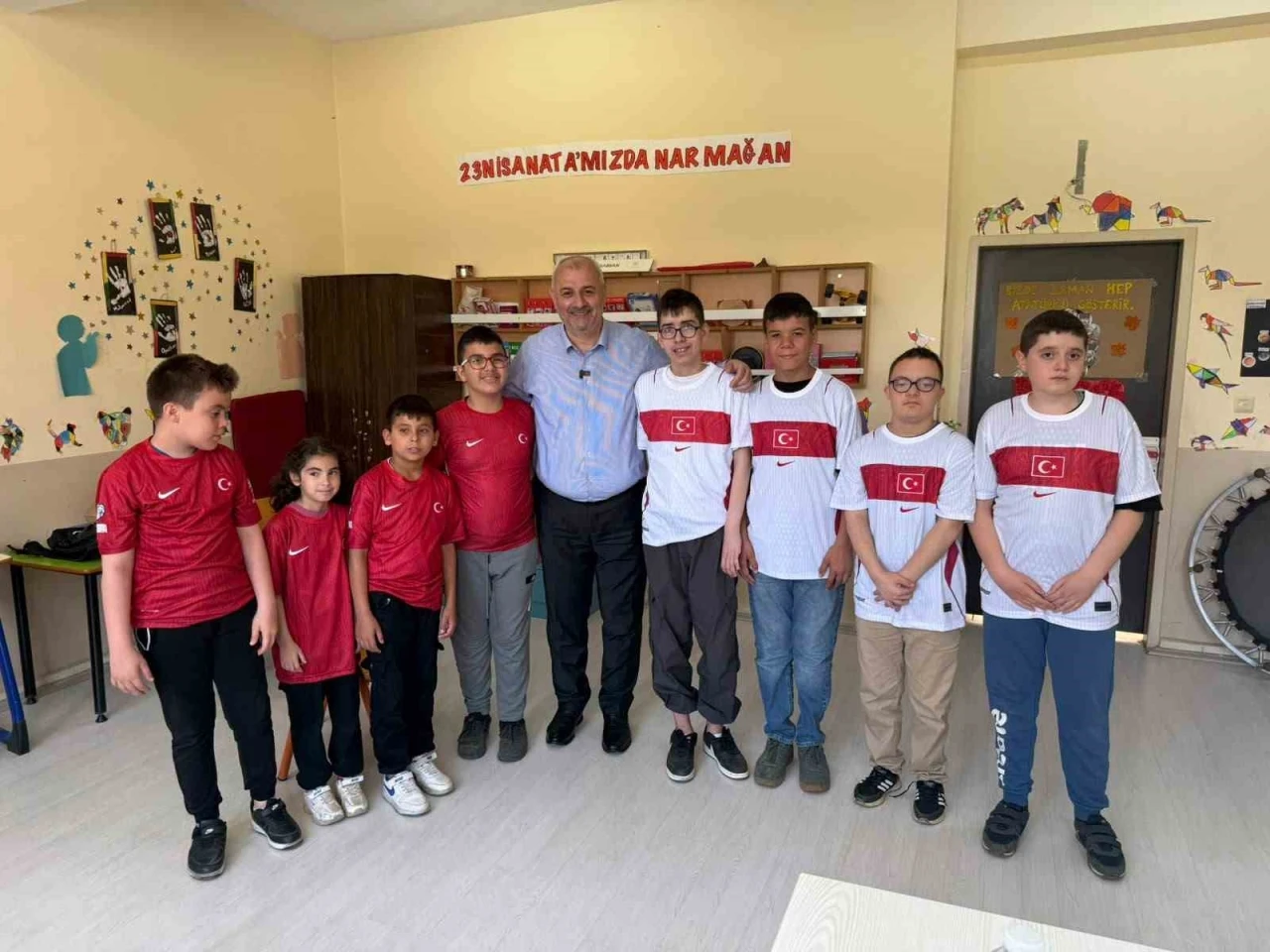 Başkan Yıldız sözünü tuttu öğrencilere milli forma hediye et