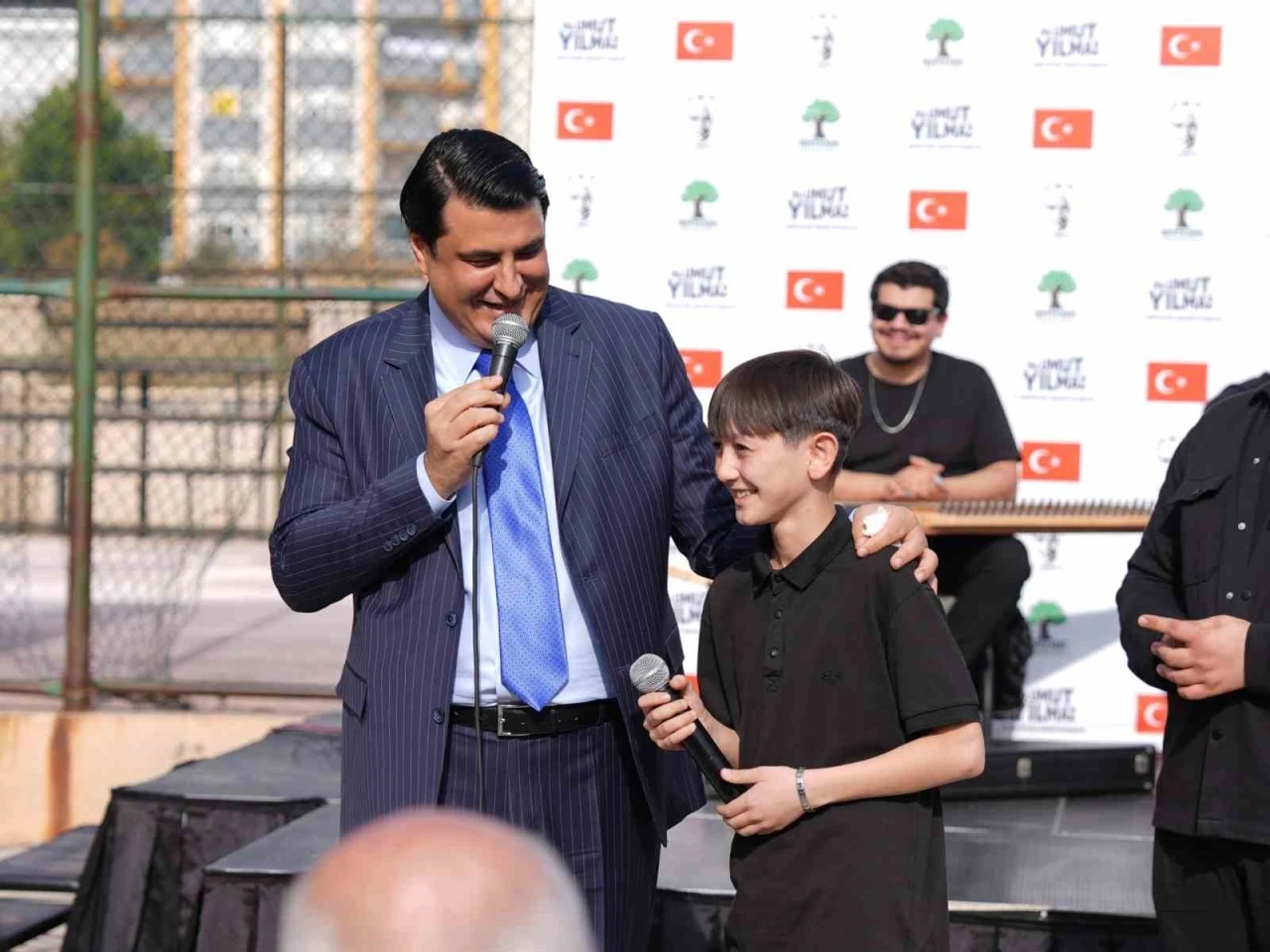 Başkan Yılmaz gençlerle bir arada
