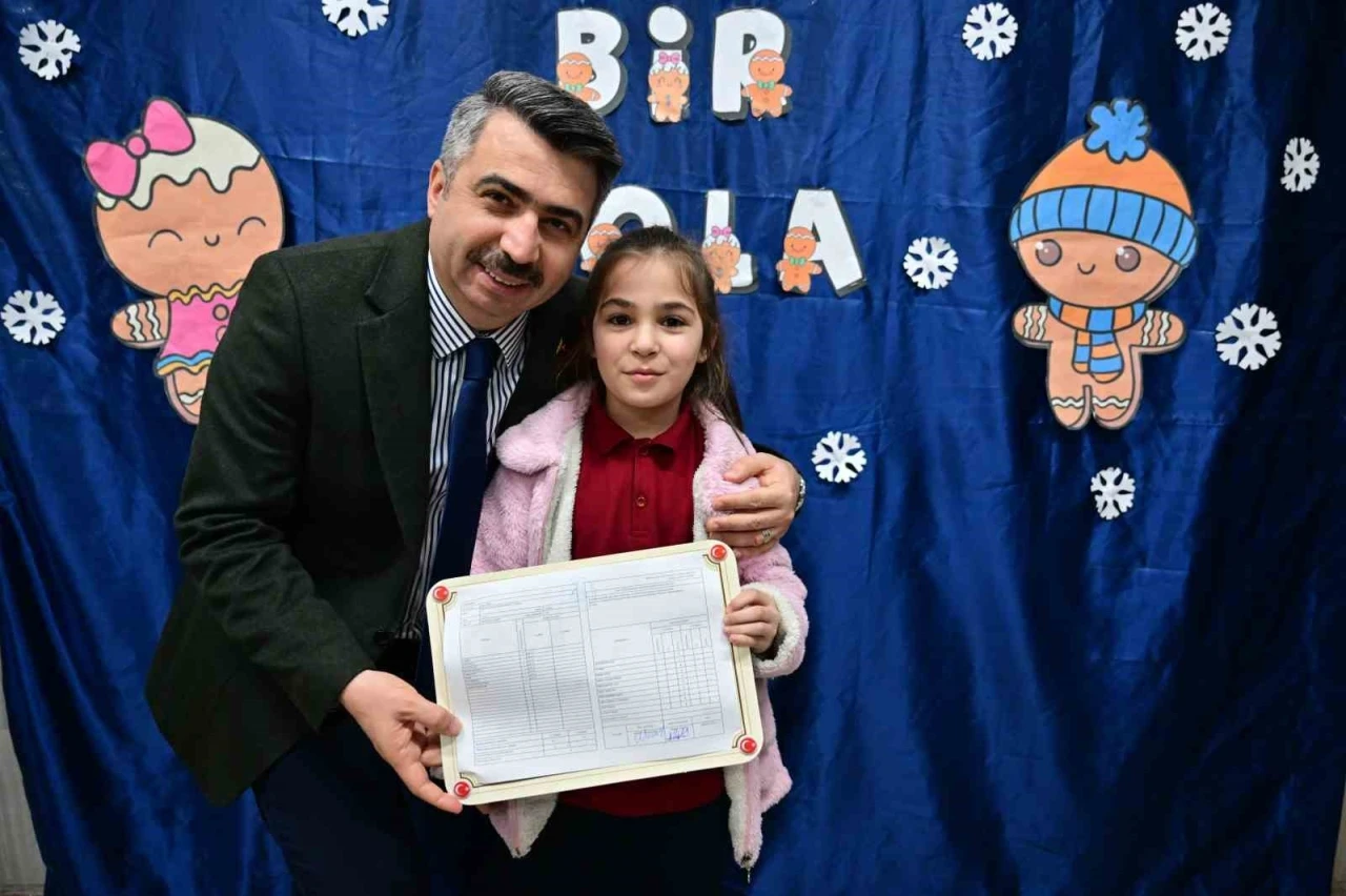 Başkan Yılmaz, &ouml;ğrencilerin karne heyecanına ortak oldu
