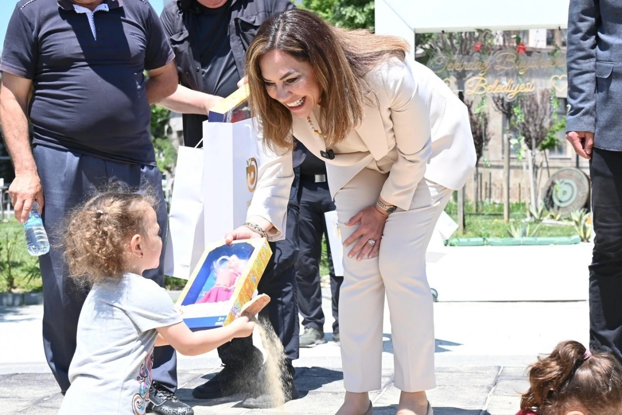 Başkan Y&uuml;ceer vatandaşlarla bayramlaştı
