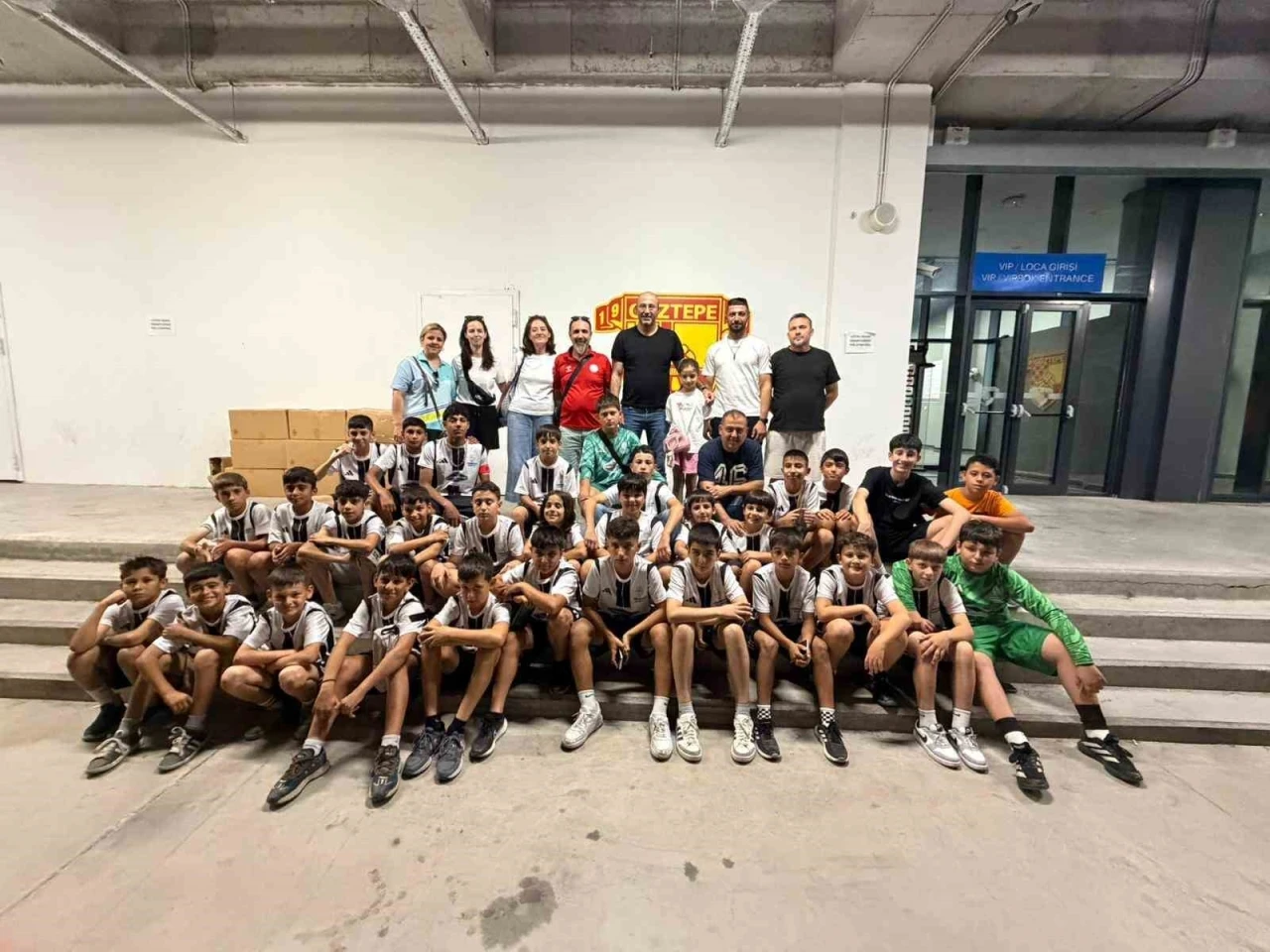 Başkan Zencirci&rsquo;den Germencikli gen&ccedil; futbolculara anlamlı jest
