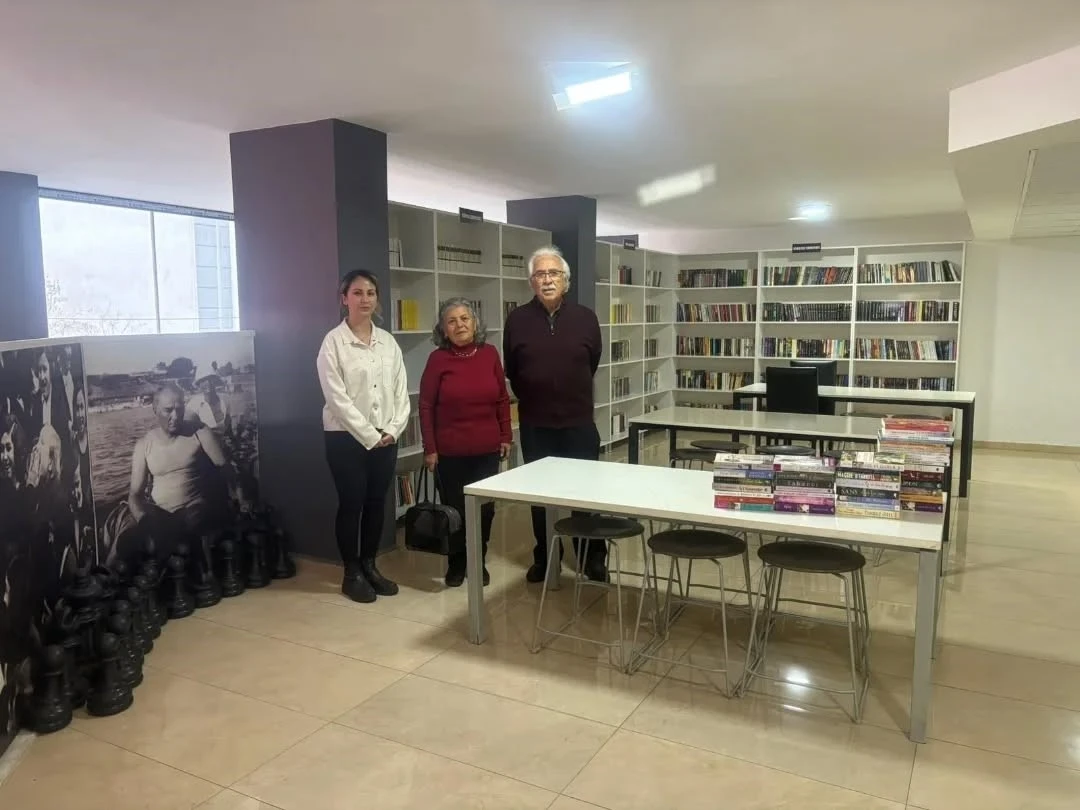Başkan Zencirci&rsquo;den kitap bağışı &ccedil;ağrısı
