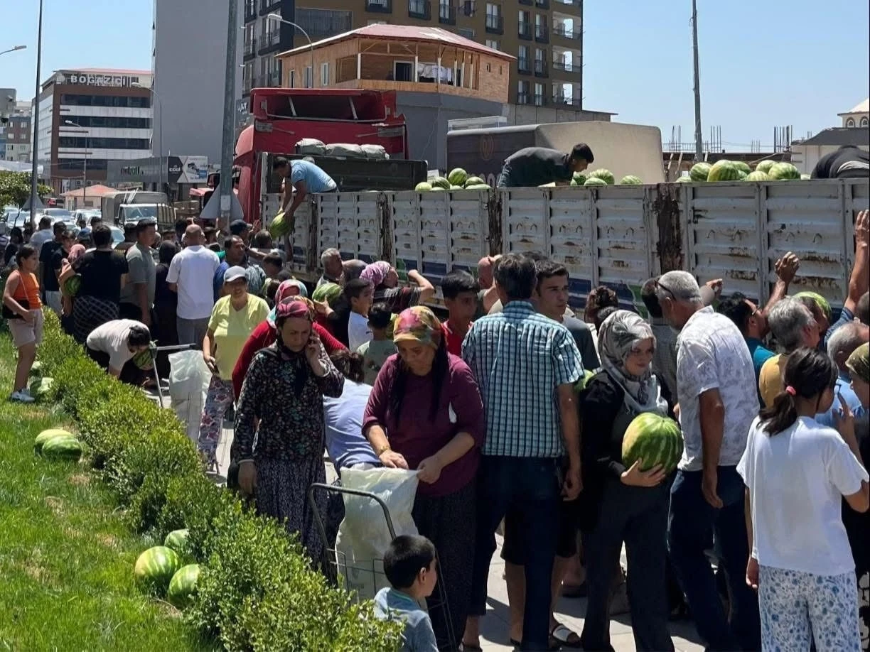 Başkandan çiftçiye destek, vatandaşa serinleten ikram
