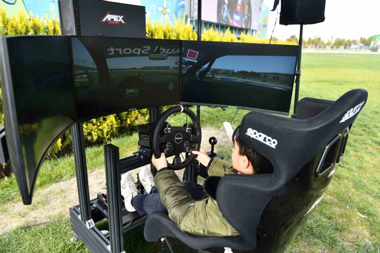 Başkentliler milli motosiklet sporcusu Razgatlıoğlu’nu dev ekranda izledi