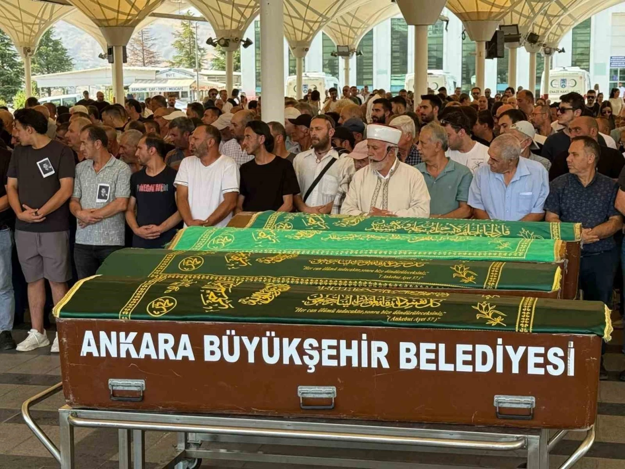 Başkentte 26 katlı binada çıkan yangından zehirlenen güvenlik görevlisi toprağa verildi
