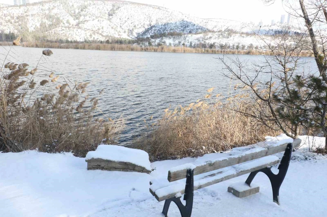 Başkentte etkili olan kar yağışı Eymir G&ouml;l&uuml;&rsquo;nde kartpostallık g&ouml;r&uuml;nt&uuml;ler oluşturdu
