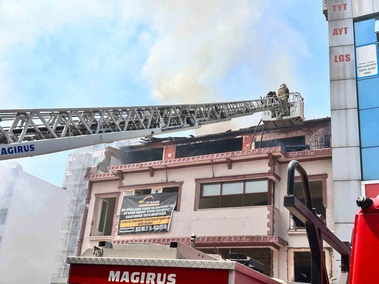 Başkentte metruk bir binada yangın çıktı
