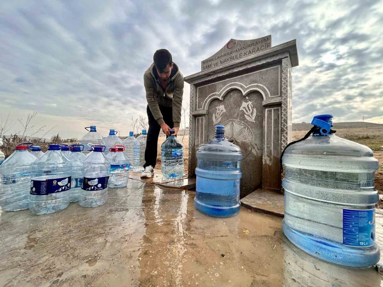 Başkentte su kesintisi yaşayan vatandaşlar ihtiya&ccedil;larını &ccedil;eşmeden gideriyor

