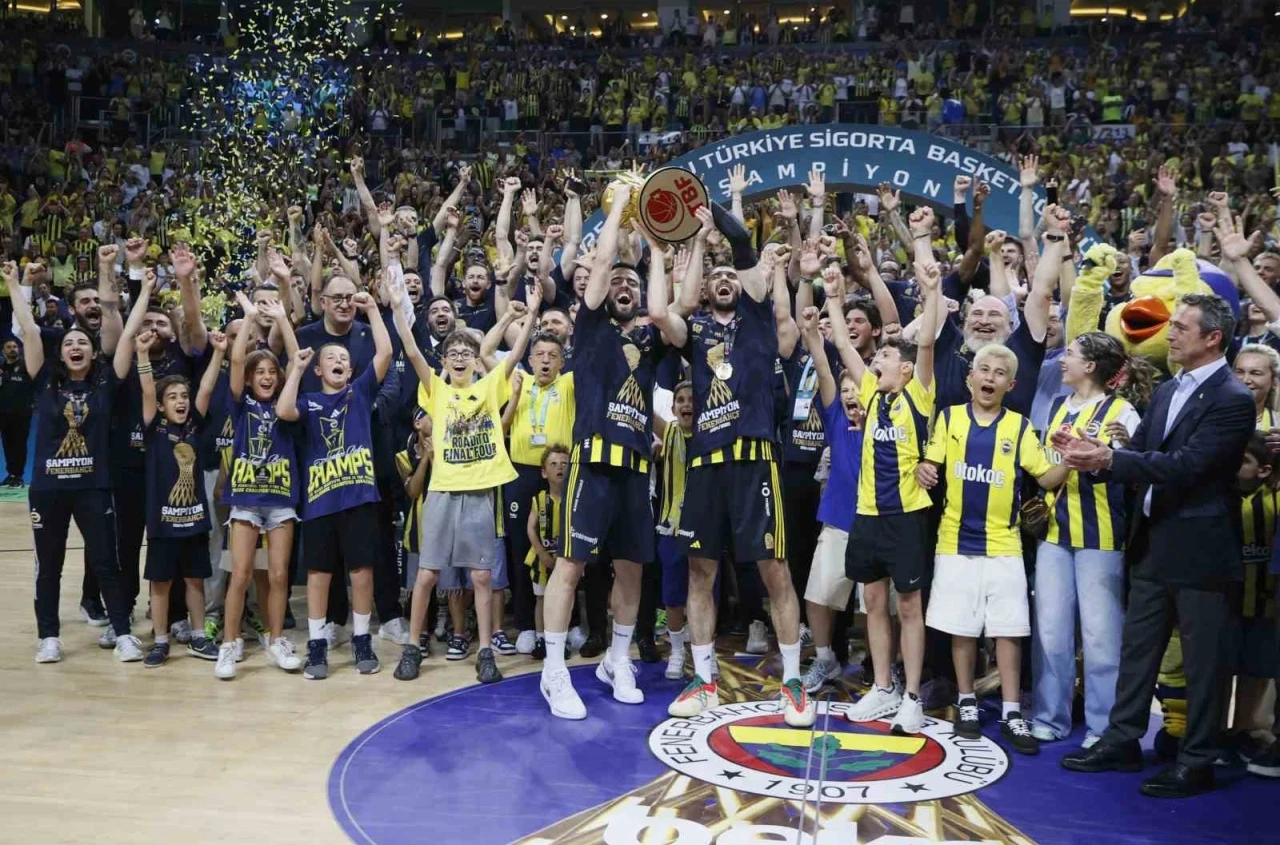 Basketbol Süper Ligi’nde şampiyon Fenerbahçe Beko kupasını aldı
