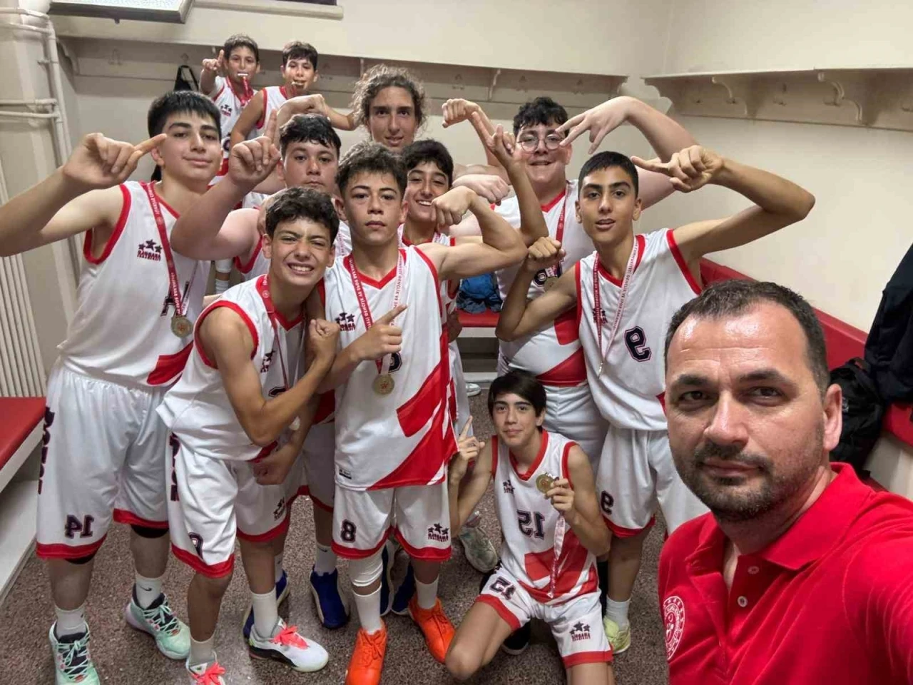 Basketbolda 2 şampiyon
