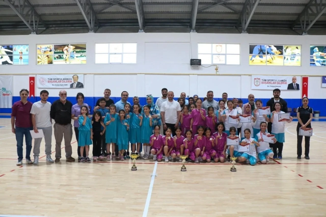 Basketbolda şampiyon  Şeyh Şamil İlkokulu
