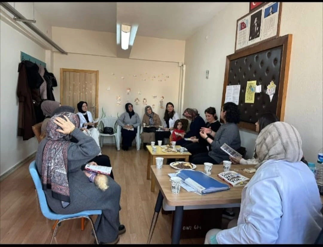 Baş&ouml;ğretmen İlkokulu&rsquo;nda ailelerle kitap okuma etkinliği
