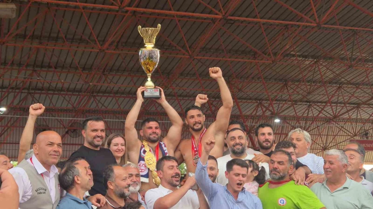 Başpehlivan Erkan Taş, altın kemerini taktı
