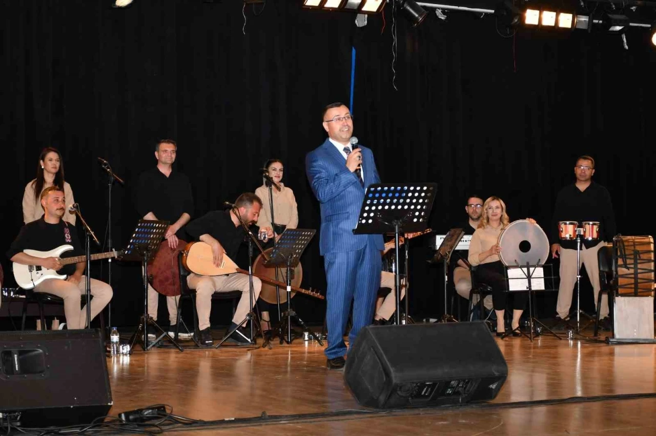 Başsavcı Korkmaz türkü söyledi, büyük alkış topladı
