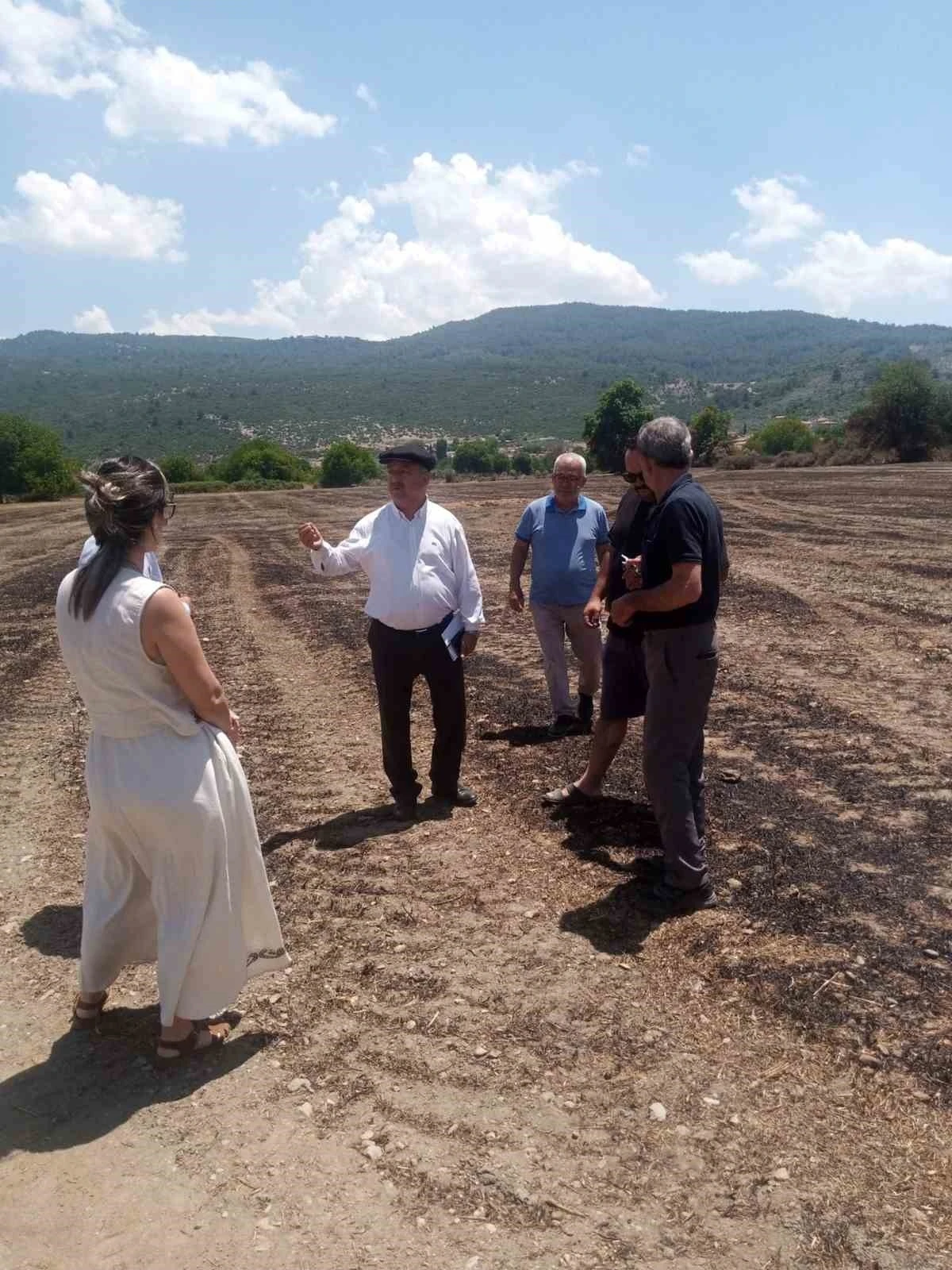 Baştuğ Yelişyurt&rsquo;ta 14 ton saman balyası yanan &uuml;reticiyi ziyaret etti
