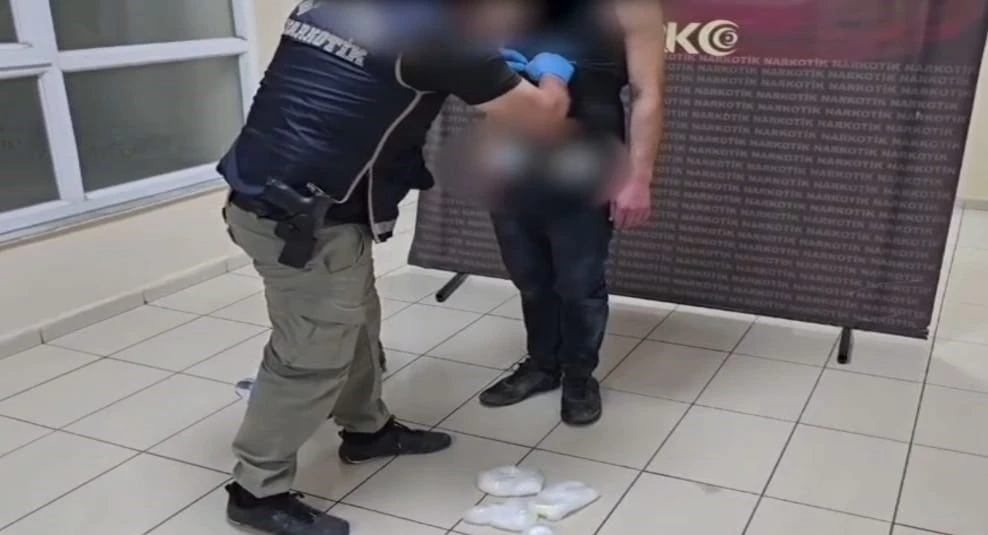 Batman’a hava ve kara yolu üzerinden uyuşturucu sokmaya çalışan 2 kişi tutuklandı
