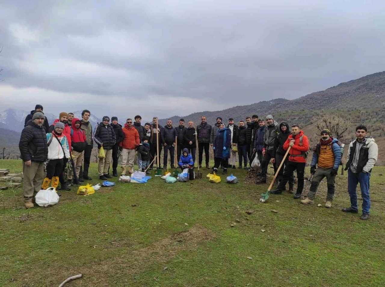 Batman&rsquo;da 3 bin meşe palamudu toprakla buluşturuldu
